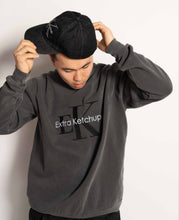 Load image into Gallery viewer, EXTRAKETCHUP &quot;KLEIN&quot; CREWNECK